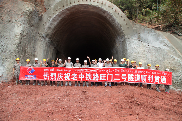 1513144316652069.jpg 20171212水電十五局旺門村二號隧道全線首個貫通.JPG