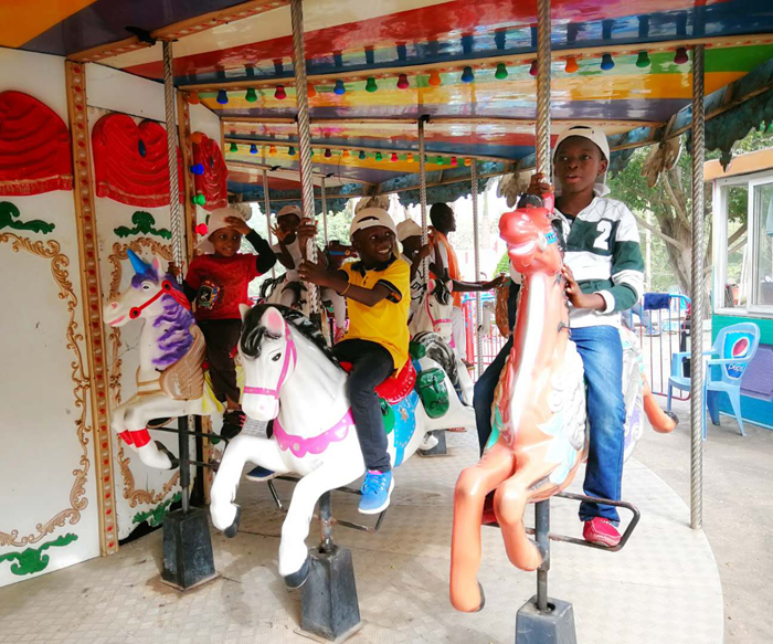 1513155430551147.jpg 4.小朋友們在旋轉(zhuǎn)木馬上開心的笑容.jpg