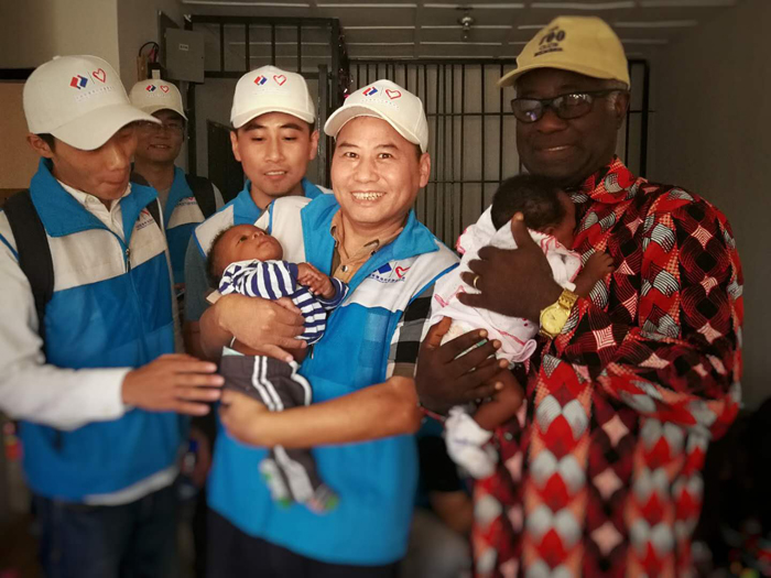 1513155450524932.jpg 1.國別副代表饒建江、園長與小朋友合影.jpg