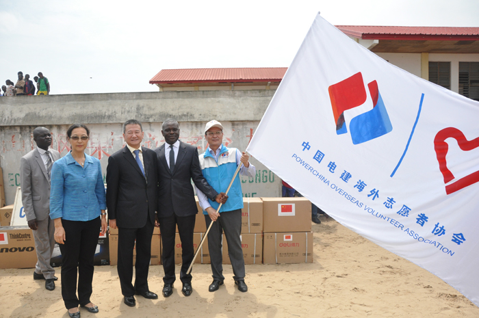 夏煌大使向剛果（布）志愿者服務(wù)總隊(duì)隊(duì)長(zhǎng)鮮仕君授旗.jpg