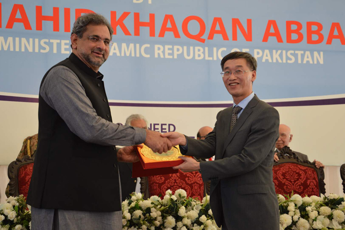 中國駐巴基斯坦使館姚敬大使代表中國電建向巴基斯坦總理獻(xiàn)禮.jpg