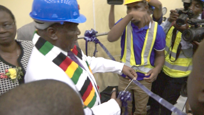 1522306601517913.jpg 總統(tǒng)為新電站剪彩.jpg