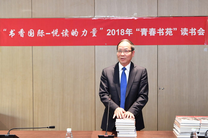 1.趙家旺發(fā)言并向各支部贈(zèng)送圖書 (2).JPG