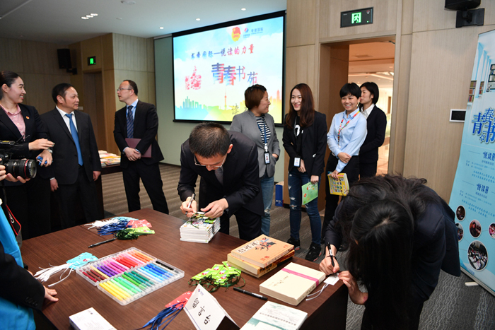 3.捐贈(zèng)圖書并填寫愛心卡片 (7).JPG