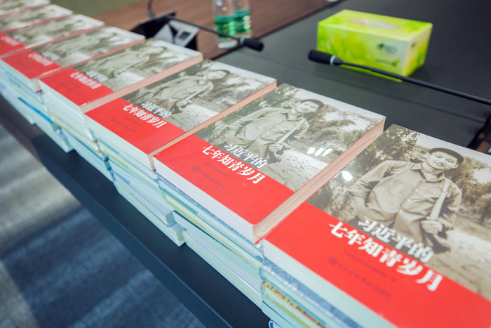 3.捐贈(zèng)圖書并填寫愛心卡片 (1).jpg