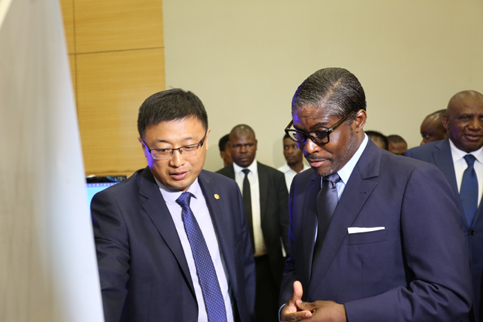 1525308580509796.jpg 劉亞中向副總統(tǒng)介紹中國電建.JPG