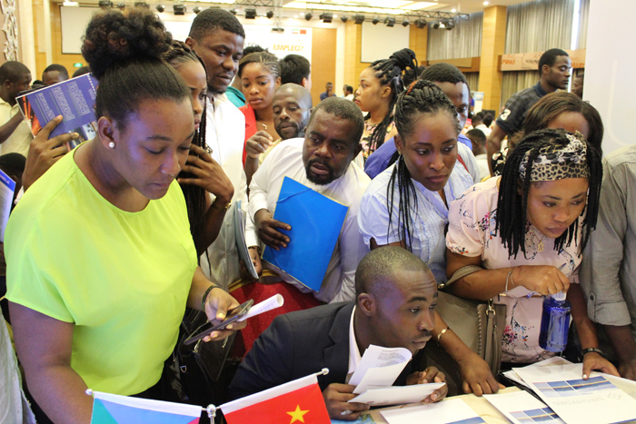 1525308597628540.jpg 中國電建招聘臺前踴躍咨詢的當(dāng)?shù)孛癖?jpg