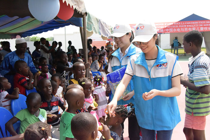 蘇布雷、波波里項(xiàng)目青年志愿者給孩子們發(fā)放糖果.jpg