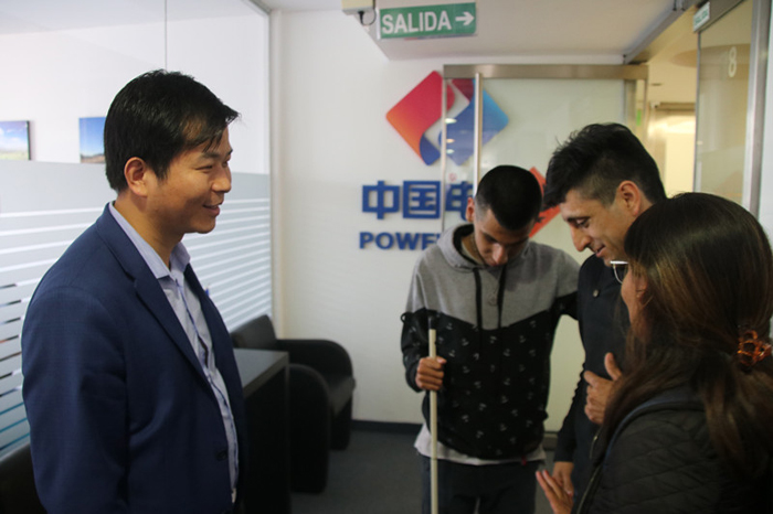 1 中國(guó)電建阿根廷分公司總經(jīng)理涂水平迎接本杰明一家到辦公室.jpg