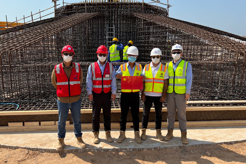圖四 10月2日上午胥迪（右一）與其他領(lǐng)導(dǎo)檢查風(fēng)機(jī)基礎(chǔ)鋼筋籠進(jìn)度.jpg