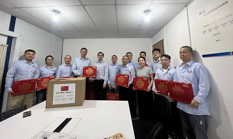 圖2 發(fā)放慰問品.jpg