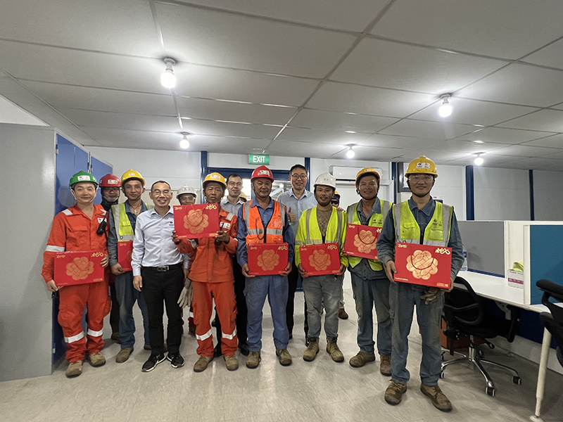 圖3 給工友發(fā)放慰問品.jpg