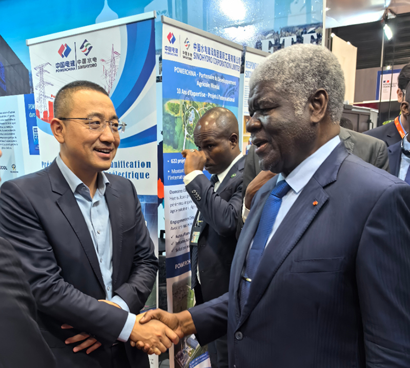 圖1-科特迪瓦總理芒貝視察中國(guó)電建展臺(tái).jpg