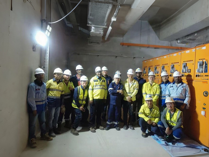 圖1 項(xiàng)目22KV變電站進(jìn)線送電團(tuán)隊(duì)合影 (2).jpg