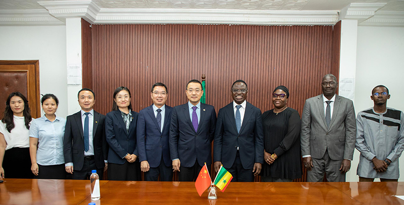馬玉辛拜會塞內(nèi)加爾工業(yè)與貿(mào)易部長塞里涅·蓋耶·迪奧普.jpg