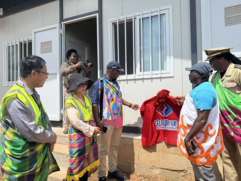 光伏項(xiàng)目4 部長(zhǎng)揭牌.jpg