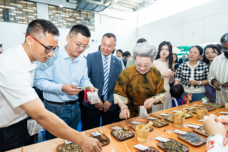 軍旗總、歐總領(lǐng)事體驗香囊.jpg